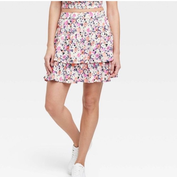 Universal Thread Dresses & Skirts - 🆕 Target Universal Thread Cream and Pink Floral Tiered Ruffle Mini Skirt Size M